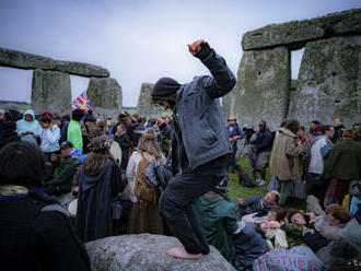 Pri Stonehenge sa napriek odporúčaniu zhromaždili desiatky ľudí