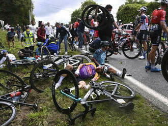 Polícia zatkla ženu, ktorá spôsobila hromadný pád v 1. etape TdF