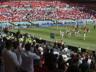 Fanúšik vo Wembley spadol z tribúny, jeho stav je vážny