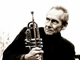 Všechna hudba nevychází ze Západu, říkal. Zemřel trumpetista Jon Hassell