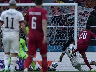 Dojemná scéna. Eriksenovi tleskali hráči i celý stadion. De Bruyne řídil postup