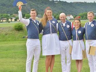 FOTO: Šlupky, pentle a hurá na olympiádu. Češi ukázali kroj pro Tokio