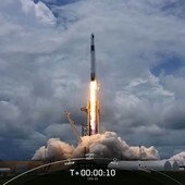 Falcon 9 od SpaceX odstartoval s novými fotovoltaickými panely pro ISS