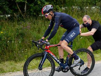 Thomas spôsobil pád viacerých cyklistov a vykĺbil si rameno. Napriek tomu pokračuje