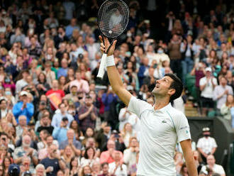 Djokovič prehral set s tínedžerom, Tsitsipas končí hneď v úvode