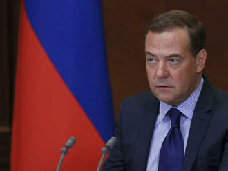 Jednotkou kandidátky nie je. Medvedev zostáva predsedom Putinovej strany