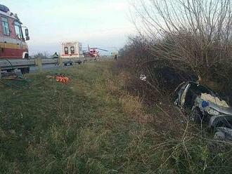 Na D1 v noci havarovalo auto a skončilo na streche. Hasiči posádku nenašli