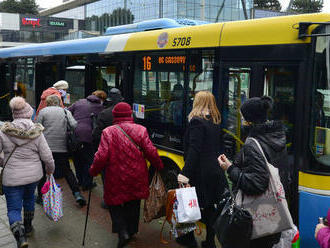 Počet zranení po odstránení bočných sedadiel v autobusoch košickej MHD klesol