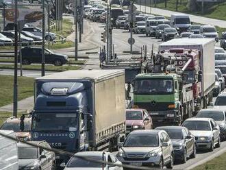 Na starej Seneckej ceste sa zrazili štyri autá, úsek bol neprejazdný