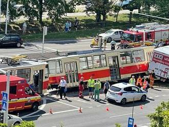 V bratislavskej Dúbravke sa zrazila električka s nákladným autom