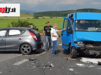 Hrozivo vyzerajúca zrážka na križovatke pri Zvolene: FOTO Havarovaná dodávka bola plná ľudí!