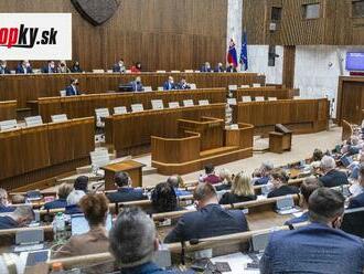 Poslanci pokračujú v rokovaní aj v utorok: Čakajú ich návrhy rezortu zdravotníctva