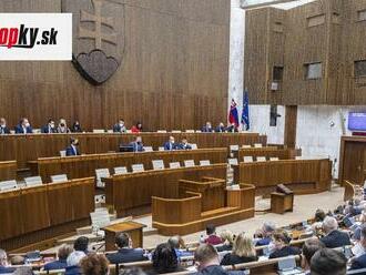 Poslanci začali stredajšie rokovanie novelou zákona o platových pomeroch