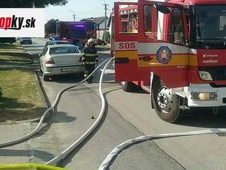 FOTO Štyri desiatky hasičov zasahujú pri požiari domu v Jaslovských Bohuniciach