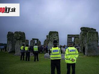 FOTO Pri Stonehenge sa napriek odporúčaniu zhromaždili desiatky ľudí