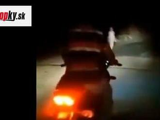 Motorkári zažili počas nočnej jazdy šok: Zjavil sa pred nimi... VIDEO záhadného úkazu