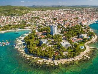 Vodice priamo na pláži v Hoteli Villa Arausana Antonina **** s bazénom, lehátkami a polpenziou.