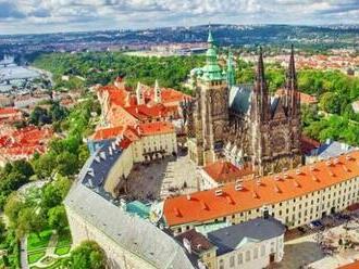 Hotel Carl Inn**** len 10 minút autom od hradu, s raňajkami a dieťaťom do 10 rokov zdarma.