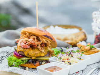 Hovädzí burger Ambassador s domácou Guinness BBQ omáčkou, hranolkami a coleslaw šalátom.