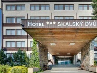 Vysočina pri CHKO Žďárské vrchy a rybníku: Hotel Skalský Dvůr *** s raňajkami a bazénom + zážitková karta