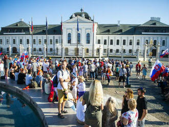 SLEDUJEME: Pred Prezidentským palácom protestuje niekoľko stoviek ľudí