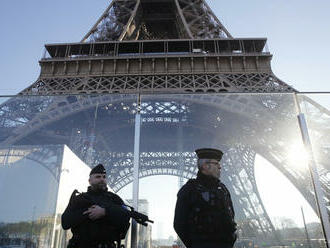 Parížska polícia potlačila protest proti covidovým preukazom