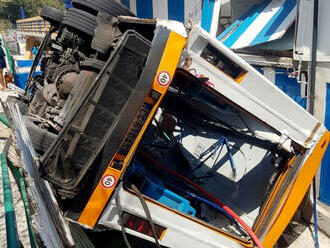 Autobus na Capri sa zrútil z cesty a dopadol k pláži