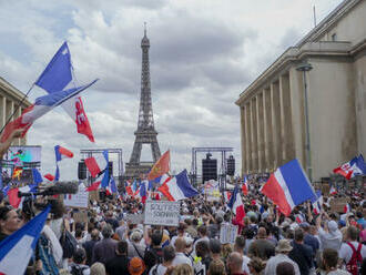 Protesty proti opatreniam v Paríži prerástli do stretov s políciou