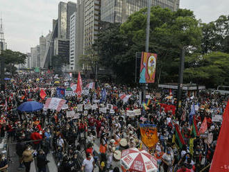 Brazílčania protestovali proti Bolsonarovi, hnevá ich jeho prístup