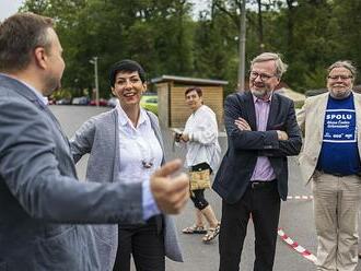 Nesem vám noviny, poslouchejte. SPOLU brázdí před volbami zemi