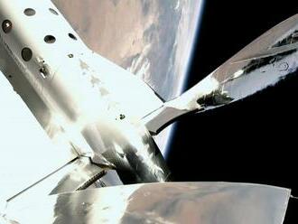 Historický úspěch: SpaceShipTwo poprvé s celou posádkou