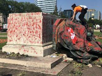 Óriási a káosz, ledöntötték II. Erzsébet királynő szobrát