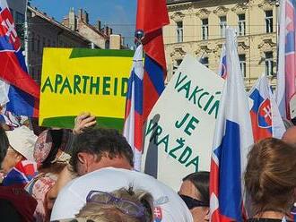 Protest pri Prezidentskom paláci pokračuje. Polícia tvrdí, že prijala opatrenia