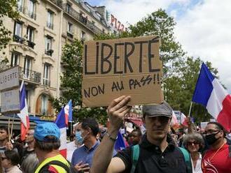 Vyše 200-tisíc ľudí naprieč Francúzskom protestovalo proti zavedeniu covid pasov