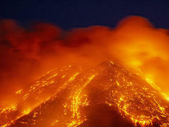 Sopka Etna znova chrlila lávu a popol