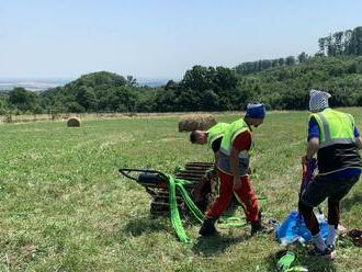 Na hrad Slanec vyniesol vrtuľník motor lanovky