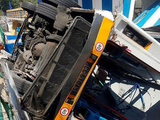 Na talianskom ostrove Capri sa zrútil z cesty autobus a dopadol k pláži