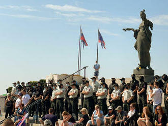 Pred parlamentom protestujú stovky ľudí, vstup do budovy stráži polícia