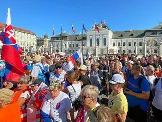 Protestujúci dav sa pohol z Hodžovho námestia a zablokoval cestu