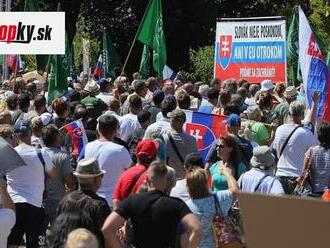 Veľký protest pred úradom vlády: VIDEO Padali urážky vlády aj prezidentky