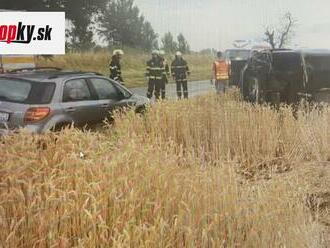 VIDEO Hrozivá nehoda pri Senci, dve autá mimo cesty: Zranili sa štyria ľudia, zasahoval aj vrtuľník