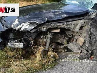 FOTO Polícia vyšetruje okolnosti čelnej zrážky pri obci Rovensko