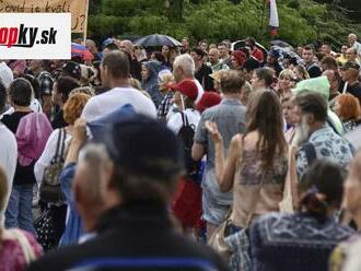 FOTO Protest pre Úradom vlády: Ľudia odmietajú opatrenia! Je to šikovanie, hrozí blokáda hraníc