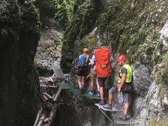 Nešťastie pod Obrovským vodopádom: Turistka sa pošmykla v rokline!