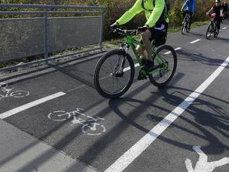 Bratislavskí policajti zastavili cyklistu, prešiel na červenú: Jeho výhovorka bola originálna