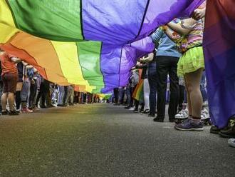 Úmrtie zbitého novinára, ktorého napadli oponenti pochodu LGBT: Obrovské protesty