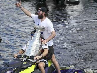 Bujaré oslavy hokejistov Tampy sa vymkli kontrole: Zničili Stanley Cup!