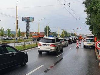 Počasie komplikuje život na Slovensku: V Prešove sú zaplavené viaceré ulice, tu sa dokonca prepadla cesta