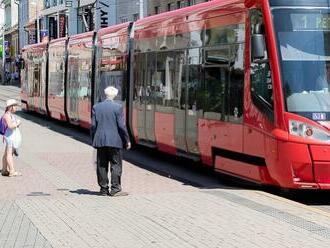 Očkovaní Bratislavčania môžu vyhrať ročnú električenku: Koľko ľudí sa prihlásilo do súťaže?