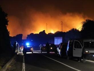 Poplach na talianskom ostrove: Pre požiare evakuovali stovky ľudí